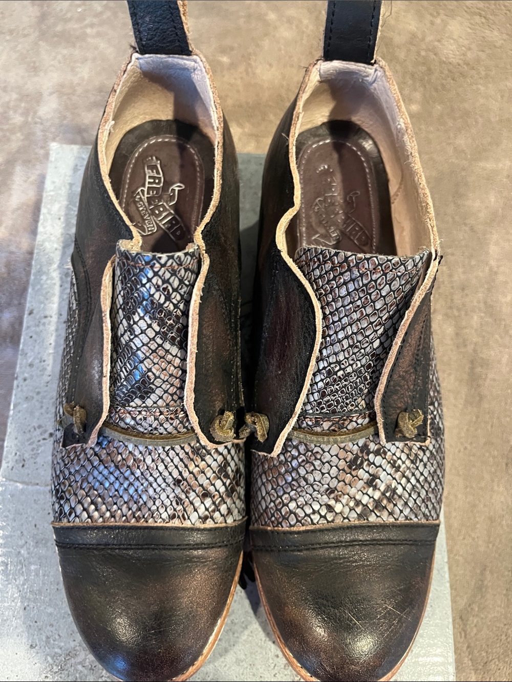 Women's Brown Snake-Print Leather Cap-Toe Shoes - Picture 4 of 4